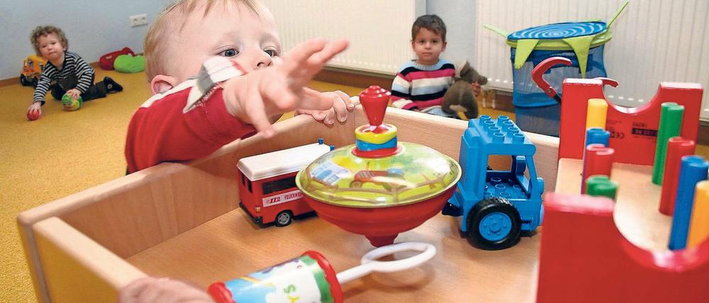 Duell. Im Streit um die Verlängerung der Abschreibungsfristen setzen die Kita-Träger nun der Stadt die Pistole auf die Brust. Leidtragende sind Potsdamer Eltern, die in der Zukunft für ihre Kinder einen Betreuungsplatz suchen.