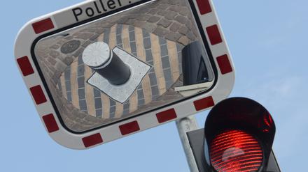 Zwei Poller sollen Autofahrer daran hindern, über die Brandenburger Straße in Potsdam zu fahren.