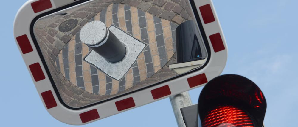 Zwei Poller sollen Autofahrer daran hindern, über die Brandenburger Straße in Potsdam zu fahren.