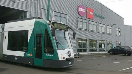 Eine Combino-Straßenbahn der Linie 92 ist am Dienstagnachmittag mit einem Auto zusammengestoßen.