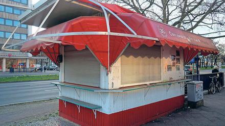 Filmreif. Am geschlossenen Wilmersdorfer Imbiss „Berlin &amp; Friends“ kleben noch Fotos aus „Der Himmel über Berlin“, eines davon zeigt die dort entstandene Szene mit Peter Falk. Im echten Leben kam etwa Richard von Weizsäcker auf eine Currywurst vorbei.