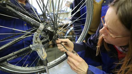 In der Fahrradwerkstatt des ADFC wird Radlern Hilfe zur Selbsthilfe geboten, ehrenamtlich.