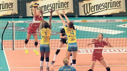 Gut gespielt und doch verloren. Teuer haben sich die Potsdamerinnen in der Viertelfinalserie gegen den deutschen Rekordmeister verkauft. Sehr auffällig agierte dabei – wie so oft in diesem Spieljahr – Saskia Hippe (hier beim Angriffsschlag). Ob die Top-Scorerin nächste Saison noch für den SCP spielt, ist fraglich.