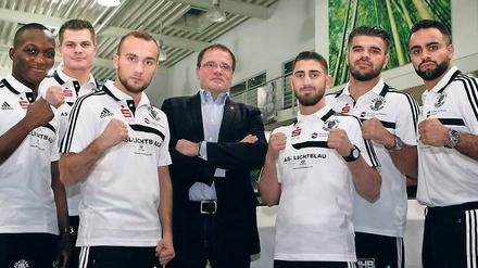 Let’s get ready to rumble. Nach den beiden Vizemeisterschaften 2013 und 2015 peilt Motor Babelsberg nun den nationalen Titelgewinn an. Trainer Ralph Mantau (Mitte) schickt unter anderem in den Bundesligaring (v.l.n.r.): Abass Baraou, Eric Brechlin, Atdhe Gashi, Omar El-Hag, Sadula Abdulai, Josef Attanjaoui.