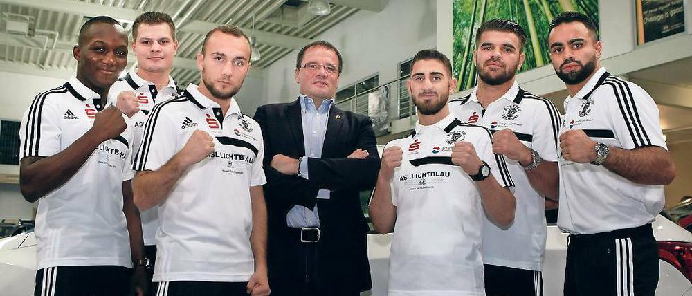 Let’s get ready to rumble. Nach den beiden Vizemeisterschaften 2013 und 2015 peilt Motor Babelsberg nun den nationalen Titelgewinn an. Trainer Ralph Mantau (Mitte) schickt unter anderem in den Bundesligaring (v.l.n.r.): Abass Baraou, Eric Brechlin, Atdhe Gashi, Omar El-Hag, Sadula Abdulai, Josef Attanjaoui.