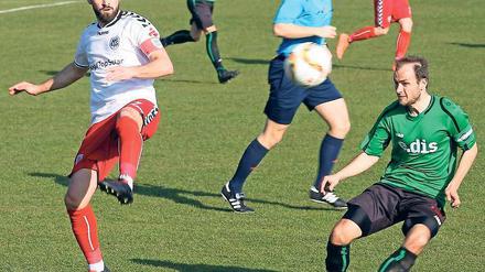 Erst spät erlöst. Der SV Babelsberg 03 um Kapitän Bilal Cubukcu (l.) spielte gegen Union Fürstenwalde von Beginn an dominant, musste jedoch bis zur 66. Minute auf das Führungstor warten.