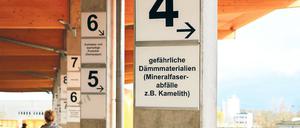 Mühelos. Der neue Wertstoffhof in Drewitz ist deutlich kundenfreundlicher. Die Container stehen unterhalb der Rampe. Links eine vergessene Stoffrobbe mit Piratenmütze.