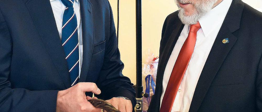 Will aktiv bleiben. Brandenburgs Ministerpräsident Dietmar Woidke (SPD) überreicht Landrat Burkhard Schröder (r.) einen Korb mit Saatkartoffeln zum Abschied.