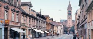 Erstmals in Potsdam. Dieses Foto wurde am 25. August 1973 gemacht. Es zeigt die Brandenburger Straße, damals noch Klement-Gottwald-Straße – links auf dem Gehweg stehen Clemens Alexander Wimmer und seine Mutter. Aufgenommen hat das Bild Vater Dietrich Krüger. Es war der allererste Besuch der Familie in Potsdam.