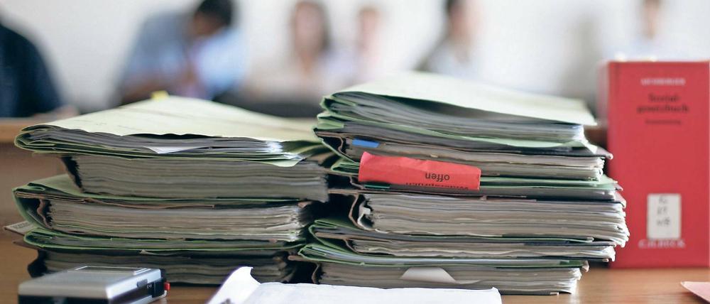 Überlastet und ohne Chef. Der Präsidentenposten am Landessozialgericht Berlin-Brandenburg wird wohl drei Jahre unbesetzt bleiben. Grund ist der Stopp des Besetzungsverfahrens für den Präsidentenposten durch Berlins Regierenden Bürgermeister.