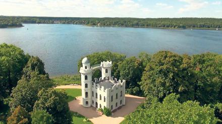 Weitblick. Das Schloss Pfaueninsel, eingebettet in der Havellandschaft .
