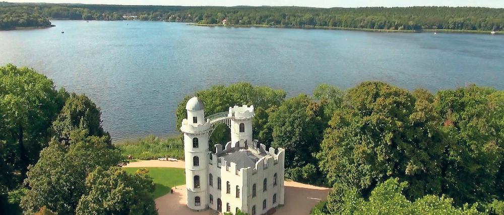 Weitblick. Das Schloss Pfaueninsel, eingebettet in der Havellandschaft .