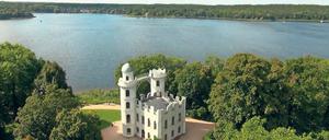 Weitblick. Das Schloss Pfaueninsel, eingebettet in der Havellandschaft .