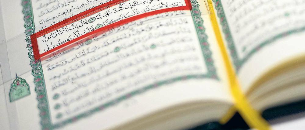Unter Verdacht. Ein Koran, fotografiert in der neuen Wissenschaftsetage des Bildungsforums in Potsdam. Das Landeskriminalamt hat für die Beobachtung von Islamisten seit 2015 eine neue Ermittlungsgruppe.