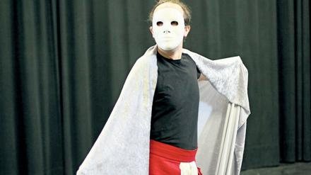 Mit Maske und Tuch. Der Pantomime Steffen Findeisen kommentierte das Gesungene szenisch.