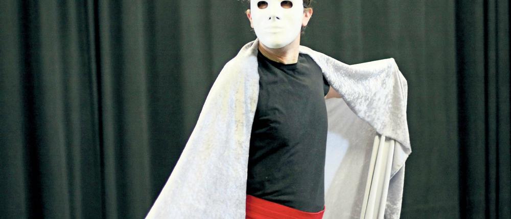 Mit Maske und Tuch. Der Pantomime Steffen Findeisen kommentierte das Gesungene szenisch.