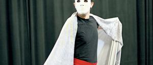 Mit Maske und Tuch. Der Pantomime Steffen Findeisen kommentierte das Gesungene szenisch.