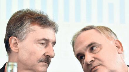 Erklräungsbedarf: Brandenbuergs Innenminister Karl-Heinz Schröter (SPD) und Polizeipräsident Hans-Jürgen Mörke (r.) bei der Pressekonferenz zur Kriminalstatistik. Die Zahl der Kriminalfälle ist in Brandenburg gesunken – doch es gibt noch viele Probleme.
