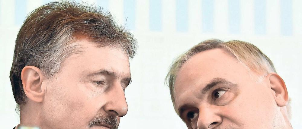 Erklräungsbedarf: Brandenbuergs Innenminister Karl-Heinz Schröter (SPD) und Polizeipräsident Hans-Jürgen Mörke (r.) bei der Pressekonferenz zur Kriminalstatistik. Die Zahl der Kriminalfälle ist in Brandenburg gesunken – doch es gibt noch viele Probleme.