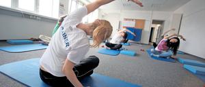 Yoga im Büro. Dies zählt zu einer beliebten Entspannungsmethode im Joballtag.