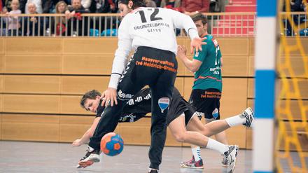 Einer aus der Trickkiste. VfL-Linksaußen Julius Dierberg überlistet Oranienburgs Torhüter Ivan Szabo mit einem Roller durch dessen Beine. Die Vielfalt des Potsdamer Wurfrepertoires war ein Schlüssel für den Derbysieg.