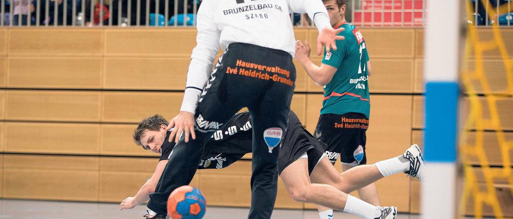 Einer aus der Trickkiste. VfL-Linksaußen Julius Dierberg überlistet Oranienburgs Torhüter Ivan Szabo mit einem Roller durch dessen Beine. Die Vielfalt des Potsdamer Wurfrepertoires war ein Schlüssel für den Derbysieg.