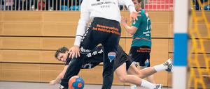 Einer aus der Trickkiste. VfL-Linksaußen Julius Dierberg überlistet Oranienburgs Torhüter Ivan Szabo mit einem Roller durch dessen Beine. Die Vielfalt des Potsdamer Wurfrepertoires war ein Schlüssel für den Derbysieg.