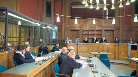 Im Namen des Volkes. René P. (4. v. l.)., Dennis S. (M.) und Thomas F. (l) konnte im Landgericht der Mord an einem Türsteher nicht nachgewiesen werden – die beiden Erstgenannten wurden aber wegen Raubes verurteilt.