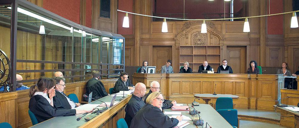 Im Namen des Volkes. René P. (4. v. l.)., Dennis S. (M.) und Thomas F. (l) konnte im Landgericht der Mord an einem Türsteher nicht nachgewiesen werden – die beiden Erstgenannten wurden aber wegen Raubes verurteilt.