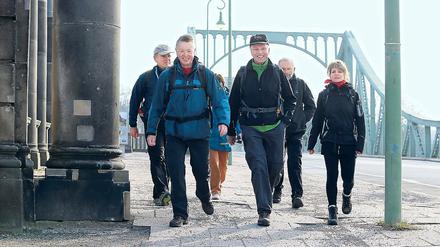 Noch frisch. Die sechs Wanderer beim Start an der Glienicker Brücke.