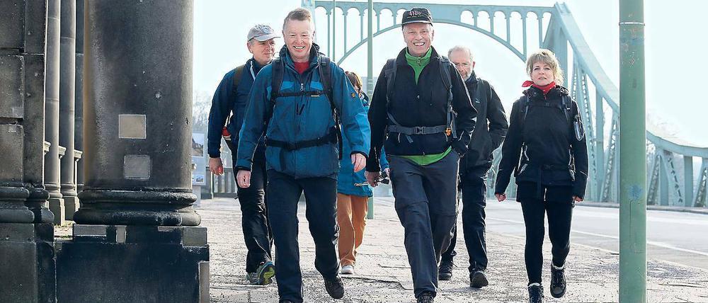 Noch frisch. Die sechs Wanderer beim Start an der Glienicker Brücke.