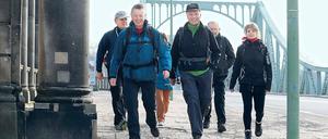 Noch frisch. Die sechs Wanderer beim Start an der Glienicker Brücke.