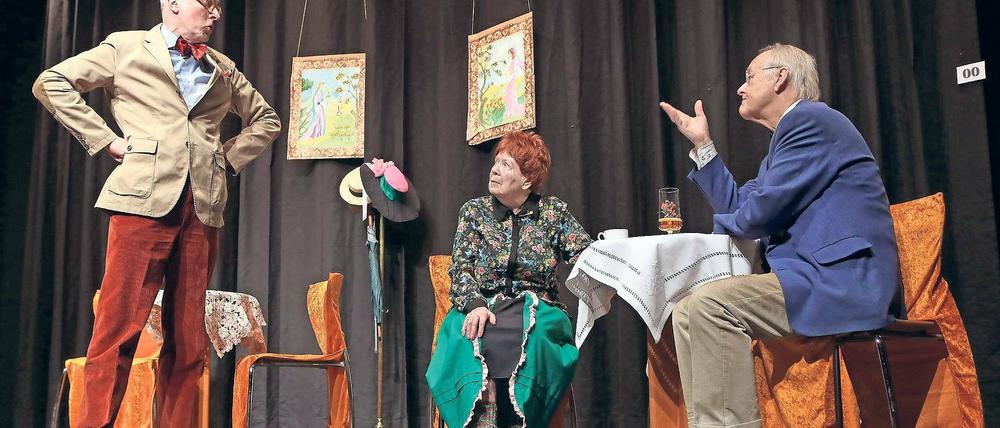 Im Rampenlicht. Für die zum Teil recht betagten Bewohner des Seniorenheims ist der Theaterauftritt eine große Sache – seit Tagen denken viele an nichts anderes mehr.