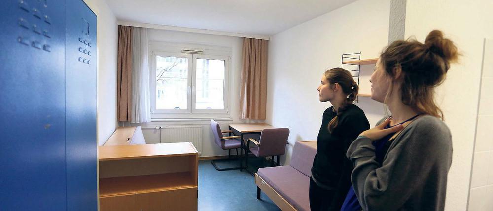 In manchen Zimmern in der Unterkunft in der Zeppelinstraße stehen Klappbetten, die von der Bundeswehr übernommen wurden – wie hier im Bild zu sehen.
