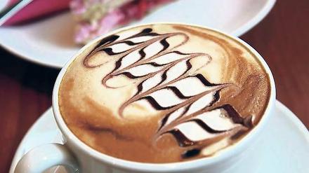 Ohne tierische Produkte. Veganer Capuccino und vegane Himbeertorte kommen im Café „good deats“ auf den Tisch.