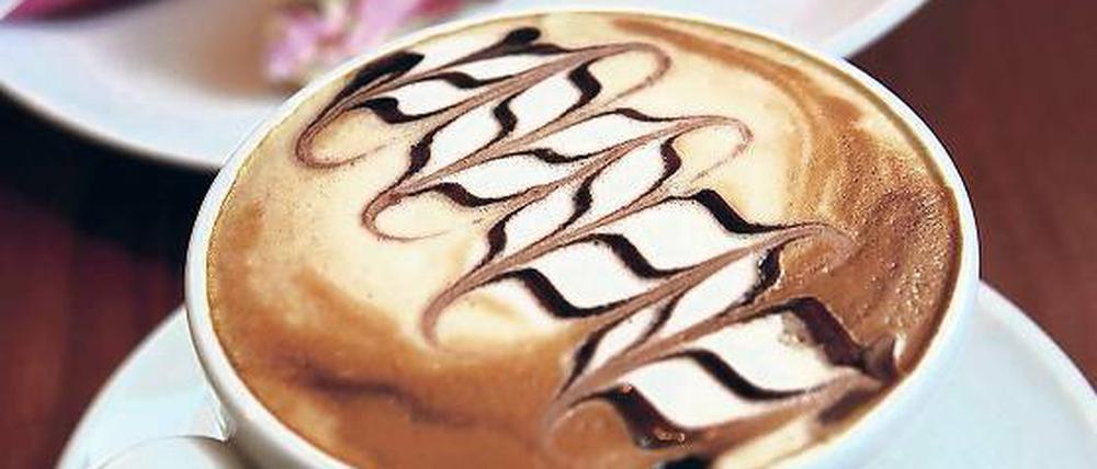 Ohne tierische Produkte. Veganer Capuccino und vegane Himbeertorte kommen im Café „good deats“ auf den Tisch.