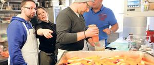 Neue Gerichte. In der Küche des Café Midi im Treffpunkt Freizeit erklärt Seminarleiterin Nadia Pfister, was in den Topf kommt. Als Beilage zum Schokohühnchen gibt es Kartoffeln, Süßkartoffeln, Petersilienwurzeln und Möhren.