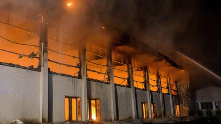 Diese Nauener Turnhalle war als Notunterkunft für etwa 100 Flüchtlinge geplant. Im August 2015 ist sie abgebrannt. Schnell war klar, dass sie absichtlich angezündet wurde.