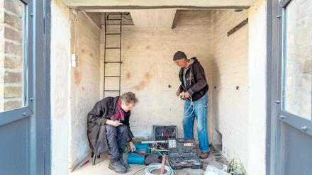 Rund um die Uhr. Michael Pommerening (r.) und Siegfried Jablonski haben das ehemalige Trafohaus in Reitwein für ihre Zwecke umfunktioniert. Ab diesem Samstag können sich Besucher in der Mini-Galerie Werke der Berliner Malerin Alexandra Weidmann ansehen. Geöffnet ist quasi durchgehend.