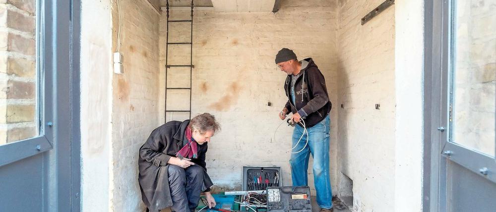 Rund um die Uhr. Michael Pommerening (r.) und Siegfried Jablonski haben das ehemalige Trafohaus in Reitwein für ihre Zwecke umfunktioniert. Ab diesem Samstag können sich Besucher in der Mini-Galerie Werke der Berliner Malerin Alexandra Weidmann ansehen. Geöffnet ist quasi durchgehend.
