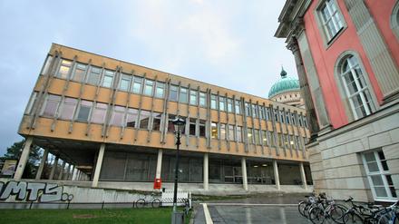 Das in die Jahre gekommene FH-Gebäude aus DDR-Zeiten soll nach bisherigen Plänen 2017 leergezogen werden.