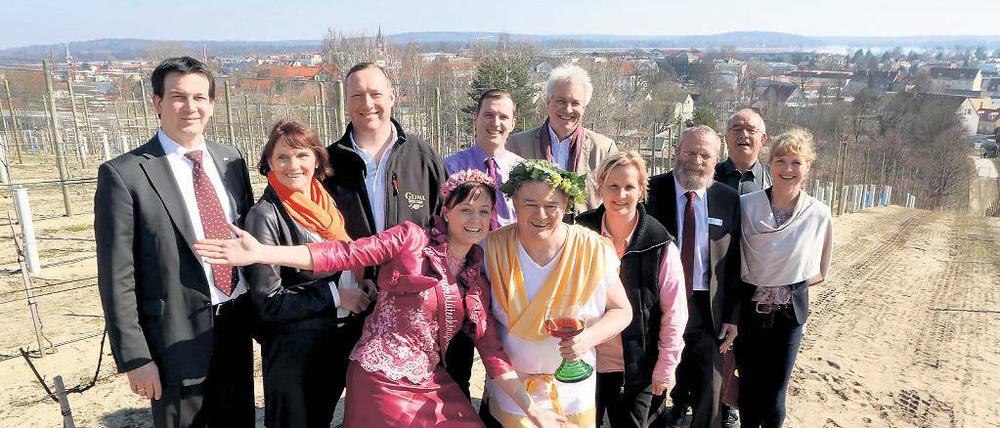Alles auf den Wachtelberg! Die Preisträger gestern mit Blütenkönigin Tamara Thierschmann, Weinkönig Michael Großwendt, Landrat und 1. Beigeordnetem.