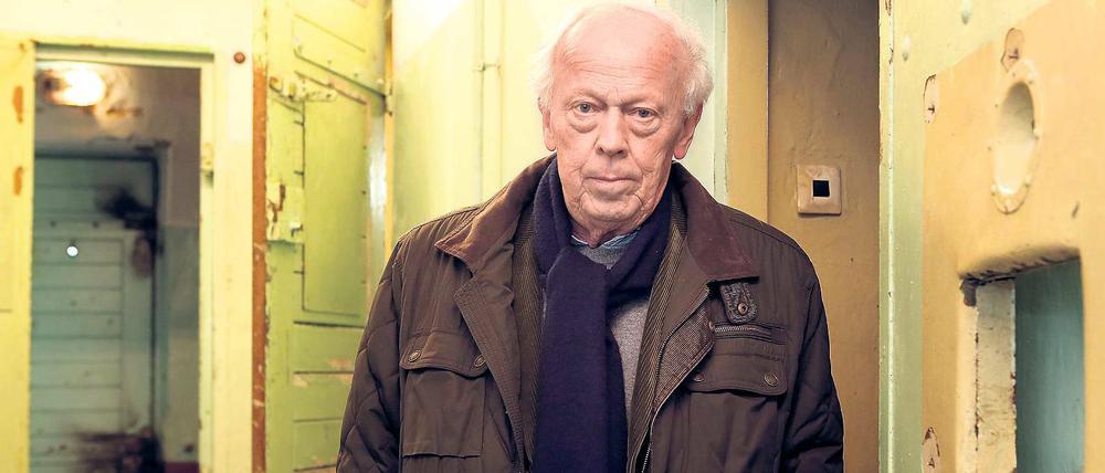Auf den Spuren des Vaters. Hubertus Venzlaff erkundet im früheren KGB-Gefängnis, unter welchen Bedingungen sein Vater dort einst inhaftiert war und verhört wurde. Der Vater wurde anschließend als Zwangsarbeiter in einen Gulag geschickt.