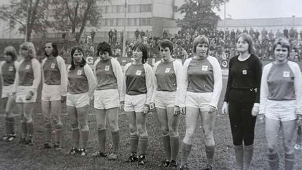 Gisela Liedemann (3.v.r) traf mit Turbine im Oktober 1975 daheim auf Chemie Leipzig. 2000 Zuschauer sahen im Thälmann-Stadion ein 4:2 für Potsdam.