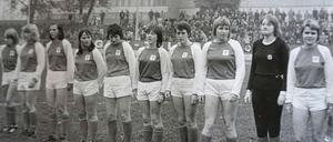 Gisela Liedemann (3.v.r) traf mit Turbine im Oktober 1975 daheim auf Chemie Leipzig. 2000 Zuschauer sahen im Thälmann-Stadion ein 4:2 für Potsdam.