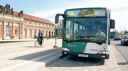 Einscannen, bitte. Mehr als 10 000 Potsdamer haben eine VBB-Fahrcard. Die stand wegen eines Datenlecks in der Kritik. Nun will der Verkehrsbetrieb noch mehr elektronische Scanner installieren. Auch Tickets auf Smartphones sollen damit kontrolliert werden.