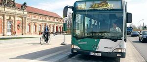 Einscannen, bitte. Mehr als 10 000 Potsdamer haben eine VBB-Fahrcard. Die stand wegen eines Datenlecks in der Kritik. Nun will der Verkehrsbetrieb noch mehr elektronische Scanner installieren. Auch Tickets auf Smartphones sollen damit kontrolliert werden.