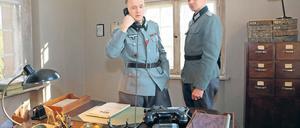Kein Erlösungsanruf. Henning von Tresckow (Holger Handtke, l.) und Fabian von Schlabrendorff (Andreas Berg) platzierten am 13. März 1943 eine Bombe in Hitlers Flugzeug, warteten aber vergeblich auf eine Todesnachricht, weil die Bombe nicht zündete.