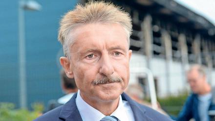 Gefordert. Brandenburgs Innenminister Schröter vor der bei einem Brandanschlag zerstörten Sporthalle in Nauen.