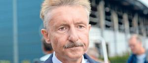 Gefordert. Brandenburgs Innenminister Schröter vor der bei einem Brandanschlag zerstörten Sporthalle in Nauen.